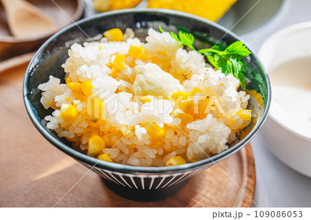 バターを乗せたトウモロコシご飯 109086053