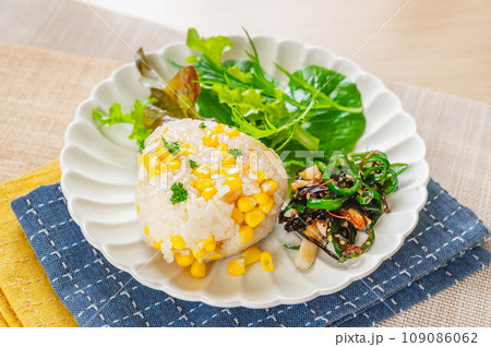 朝食のコーンおにぎり 朝食のコーンおにぎり 109086062