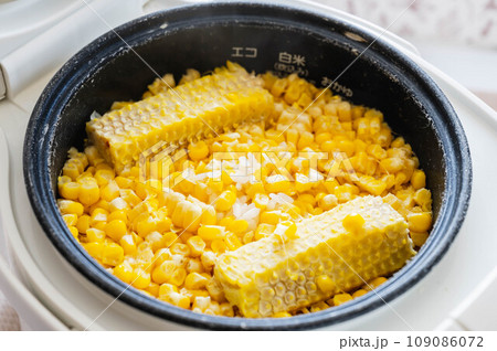 芯ごと炊いたトウモロコシご飯 109086072