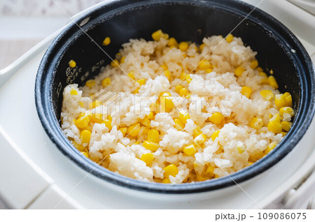 生トウモロコシの炊き込みご飯 109086075