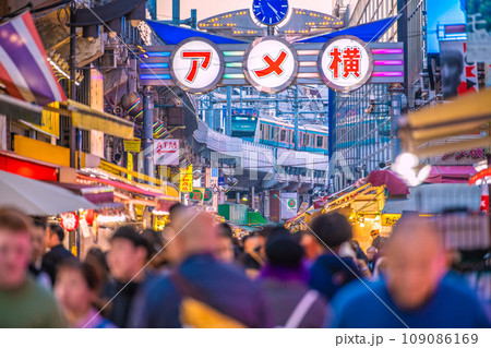 日本の東京都市景観 11月。外国人観光客らで賑うアメ横。脱コロナ=22日 日本の東京都市景観 11月。外国人観光客らで賑うアメ横。脱コロナ=22日 109086169