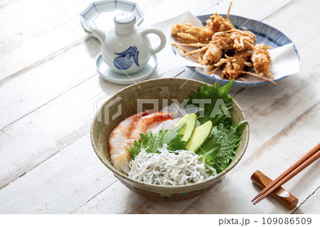 釜揚げシラスと海鮮丼、和食、家庭料理 釜揚げシラスと海鮮丼、和食、家庭料理 109086509