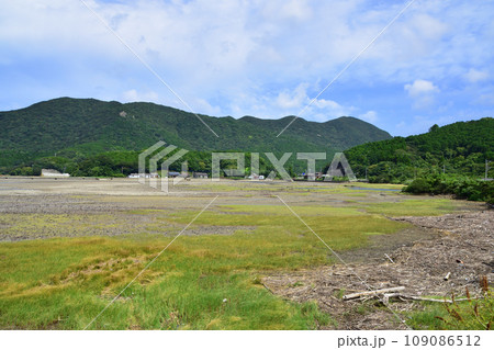 長崎県五島市前小島付近の海岸風景 長崎県五島市前小島付近の海岸風景 109086512