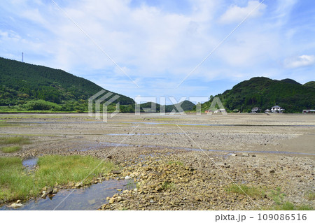 長崎県五島市前小島付近の海岸風景 長崎県五島市前小島付近の海岸風景 109086516