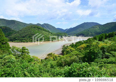 長崎県五島市前小島付近の海岸風景 長崎県五島市前小島付近の海岸風景 109086518