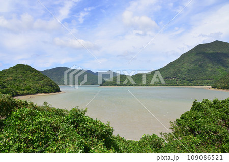 長崎県五島市前小島付近の海岸風景 長崎県五島市前小島付近の海岸風景 109086521