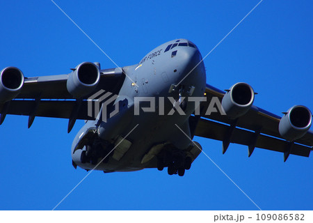 横田基地に着陸するC-17グローブマスター 109086582