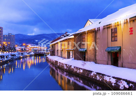 冬の小樽運河　北海道小樽市 109086661