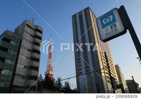 快晴の神谷町駅前　東京 109086926