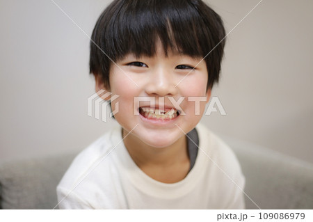前歯の抜けた男の子 109086979