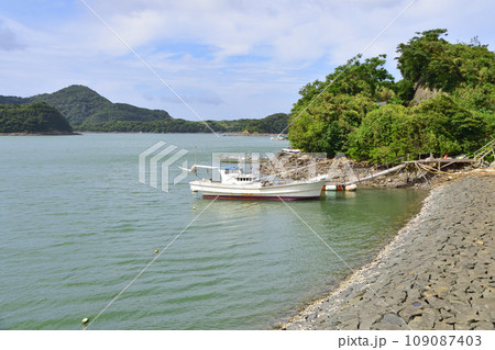 長崎県五島市白石湾の風景(2022年) 109087403