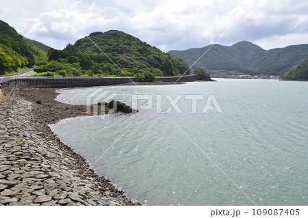 長崎県五島市白石湾の風景(2022年) 109087405