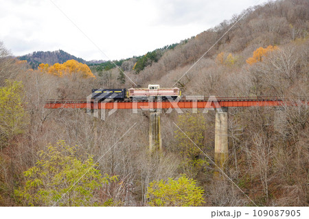 旧三井芦別鉄道炭山川橋梁の静態保存車両 旧三井芦別鉄道炭山川橋梁の静態保存車両 109087905