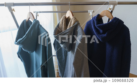 パーカーをハンガーで吊るす 109088320