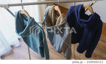 パーカーをハンガーで吊るす パーカーをハンガーで吊るす 109088322