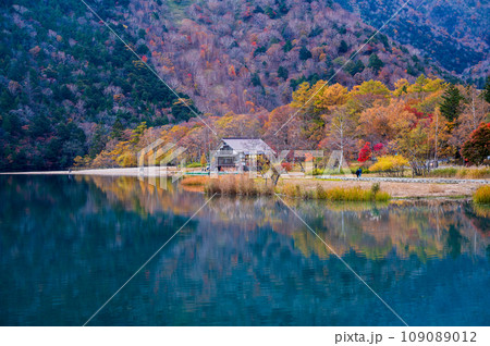 秋の奥日光 湯ノ湖に映る紅葉の風景 秋の奥日光 湯ノ湖に映る紅葉の風景 109089012