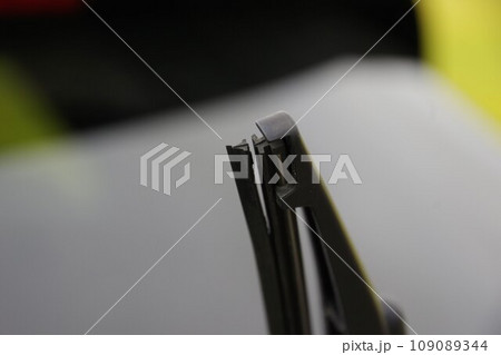 自動車パーツ　劣化したワイパーゴムの先端 109089344