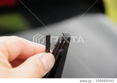自動車パーツ　劣化して裂けたワイパーゴムの先端 109089345