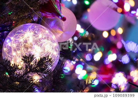 クリスマスボールとイルミネーション クリスマスボールとイルミネーション 109089399