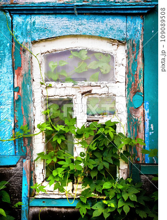 window of an old house 109089508