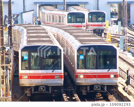 並ぶ東京メトロ02系丸の内線 並ぶ東京メトロ02系丸の内線 109092293