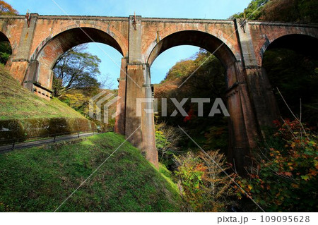 碓氷川に架かる煉瓦造りの美しい4連アーチ橋… 碓氷峠の『めがね橋』【旧線・碓氷第三橋梁】 碓氷川に架かる煉瓦造りの美しい4連アーチ橋… 碓氷峠の『めがね橋』【旧線・碓氷第三橋梁】 109095628