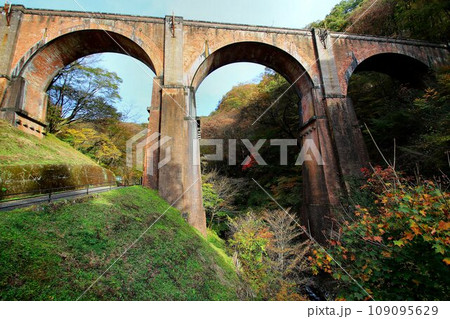 碓氷川に架かる煉瓦造りの美しい4連アーチ橋… 碓氷峠の『めがね橋』【旧線・碓氷第三橋梁】 109095629