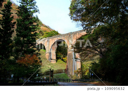 碓氷川に架かる煉瓦造りの美しい4連アーチ橋… 碓氷峠の『めがね橋』【旧線・碓氷第三橋梁】 碓氷川に架かる煉瓦造りの美しい4連アーチ橋… 碓氷峠の『めがね橋』【旧線・碓氷第三橋梁】 109095632