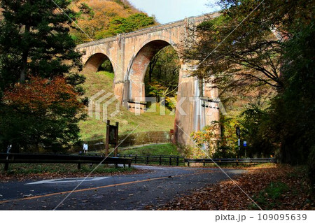 碓氷川に架かる煉瓦造りの美しい4連アーチ橋… 碓氷峠の『めがね橋』【旧線・碓氷第三橋梁】 碓氷川に架かる煉瓦造りの美しい4連アーチ橋… 碓氷峠の『めがね橋』【旧線・碓氷第三橋梁】 109095639