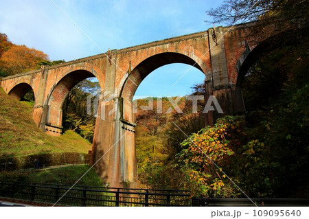 碓氷川に架かる煉瓦造りの美しい4連アーチ橋… 碓氷峠の『めがね橋』【旧線・碓氷第三橋梁】 碓氷川に架かる煉瓦造りの美しい4連アーチ橋… 碓氷峠の『めがね橋』【旧線・碓氷第三橋梁】 109095640