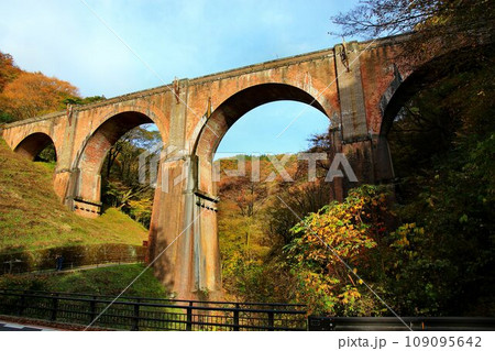 碓氷川に架かる煉瓦造りの美しい4連アーチ橋… 碓氷峠の『めがね橋』【旧線・碓氷第三橋梁】 碓氷川に架かる煉瓦造りの美しい4連アーチ橋… 碓氷峠の『めがね橋』【旧線・碓氷第三橋梁】 109095642