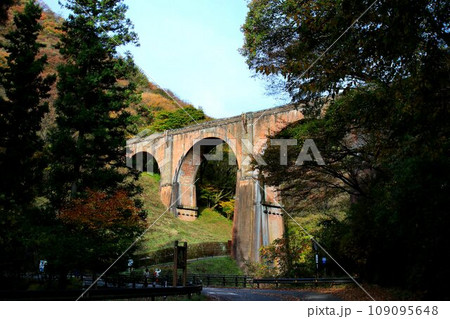 碓氷川に架かる煉瓦造りの美しい4連アーチ橋… 碓氷峠の『めがね橋』【旧線・碓氷第三橋梁】 109095648