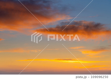 【空素材】日の出前の朝日に染まる空【長野県】 109096250