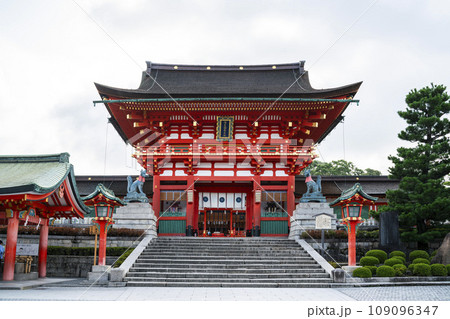 夏の伏見稲荷大社　楼門　京都府京都市 109096347