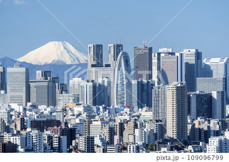 冬の富士山と新宿のビル群 109096799
