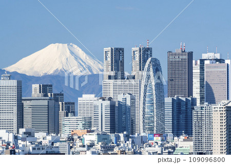 冬の富士山と新宿のビル群 109096800
