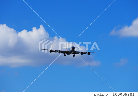 横田基地に着陸するC-135ストラトタンカー 109096881