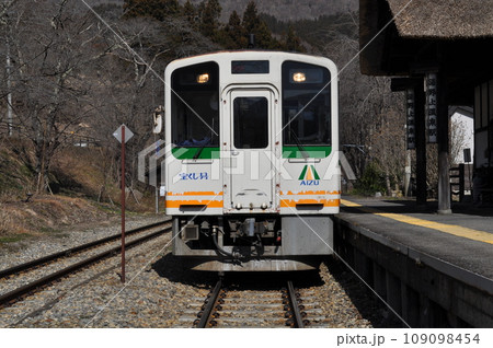 会津鉄道　湯野上温泉駅 109098454
