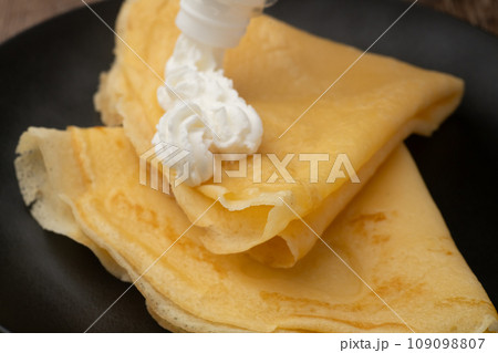クレープ　生クリームを絞る 109098807
