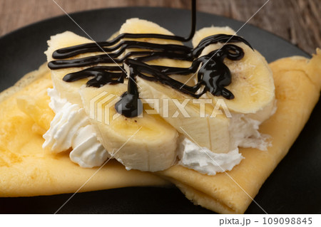 クレープ　チョコソースをかける 109098845