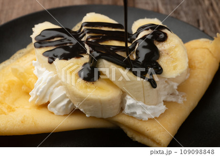 クレープ　チョコソースをかける 109098848