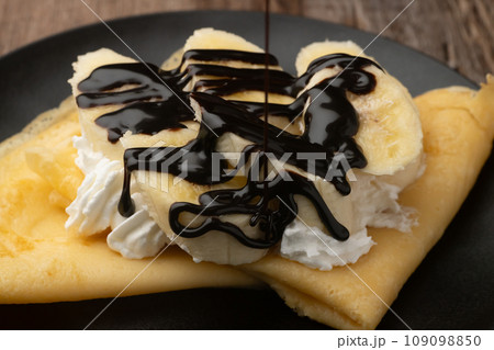 クレープ　チョコソースをかける 109098850