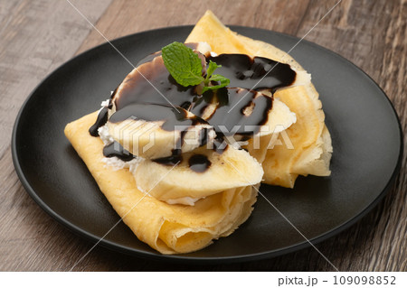 クレープ　チョコソースをかける 109098852