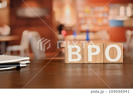 BPOと並べられた木のキューブのあるカフェのテーブル 109098941
