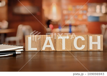 LATCHと並べられた木のキューブのあるカフェのテーブル LATCHと並べられた木のキューブのあるカフェのテーブル 109098943