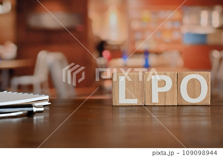 LPOと並べられた木のキューブのあるカフェのテーブル LPOと並べられた木のキューブのあるカフェのテーブル 109098944