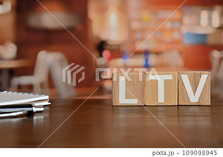 LTVと並べられた木のキューブのあるカフェのテーブル LTVと並べられた木のキューブのあるカフェのテーブル 109098945