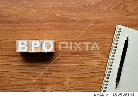 BPOと並べられた木のキューブとノートとペン 109099141