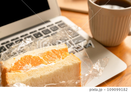 フルーツサンドとコーヒー オフィス フルーツサンドとコーヒー オフィス 109099182