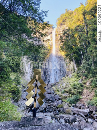 和歌山県熊野古道の那智の滝 109099225